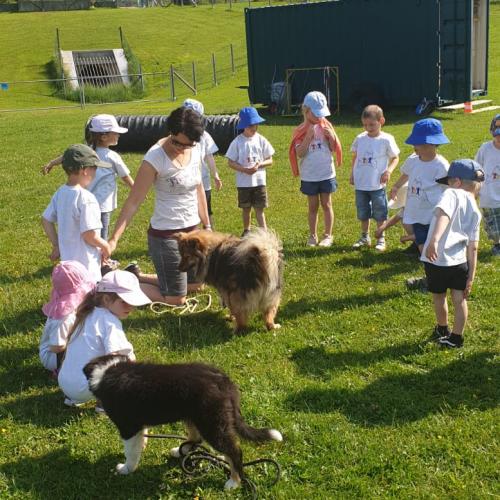 Trainerin mit Hund und Kinder