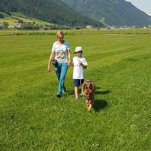 Trainerin und Kind mit Hund