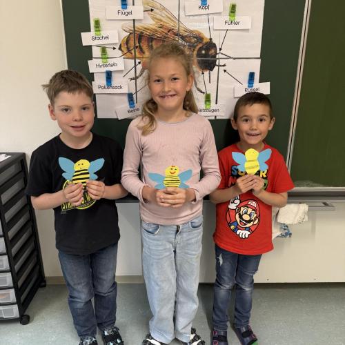 Kinder mit gebastelter Biene