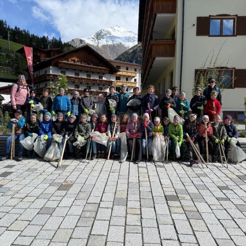 Kinder mit Müllzangen und Müllsäcken