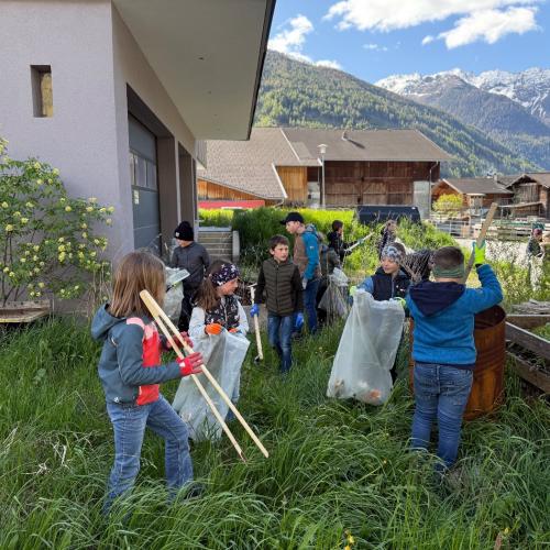 Kinder mit Müllzangen und Müllsäcken