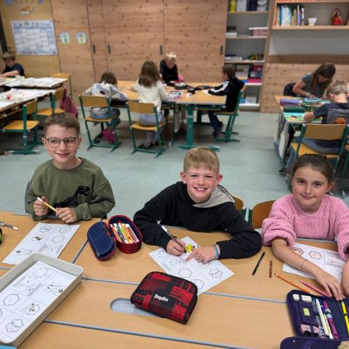 Kinder am Tisch