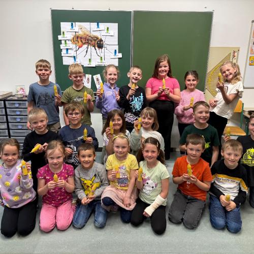 Kinder mit Bienenwachskerzen