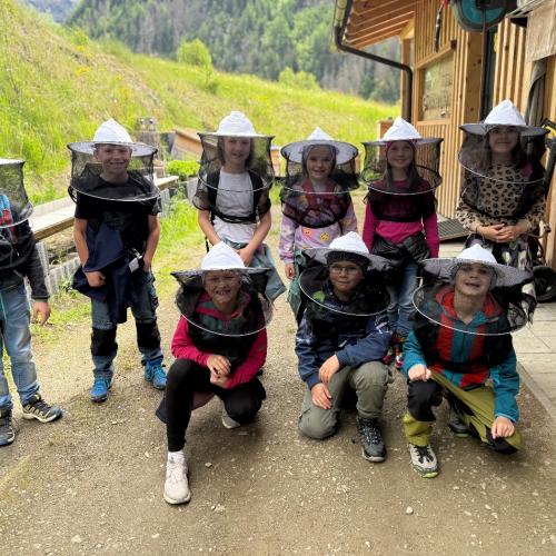 Kinder mit Imker Kleidung
