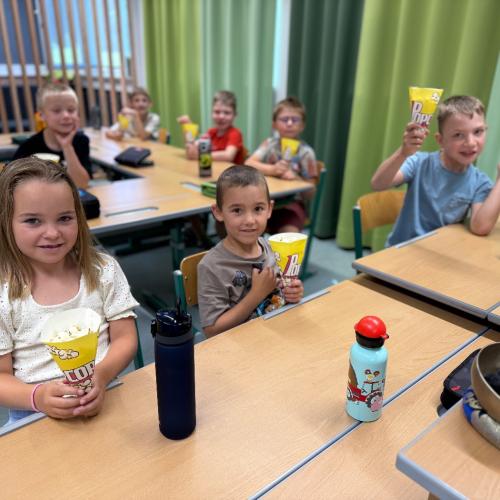 Kinder mit Popkorn