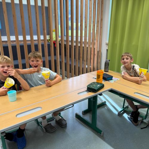 Kinder mit Popkorn