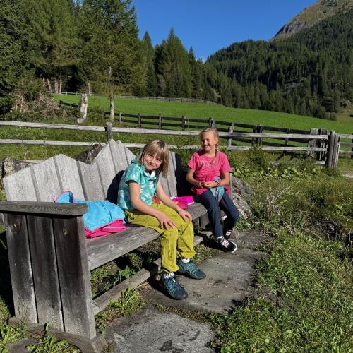 Volksschulkinder beim Wandern