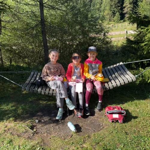 Volksschulkinder beim Wandern