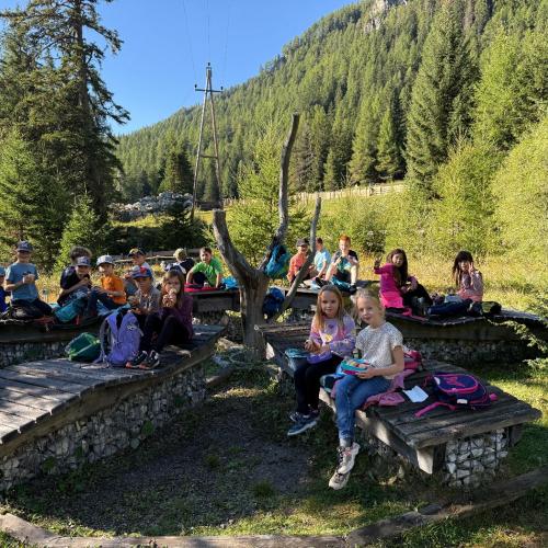 Volksschulkinder beim Wandern