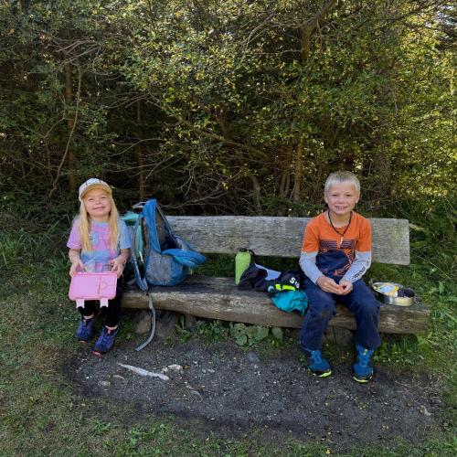Volksschulkinder beim Wandern