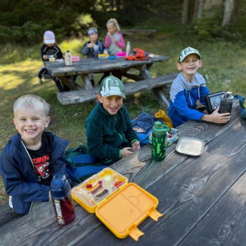 Volksschulkinder beim Wandern