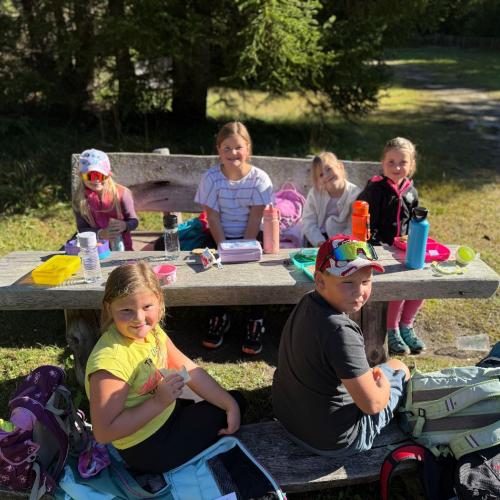 Volksschulkinder beim Wandern