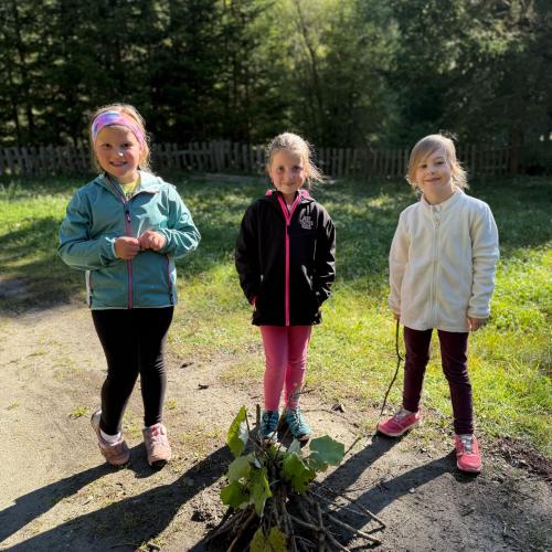 Volksschulkinder beim Wandern