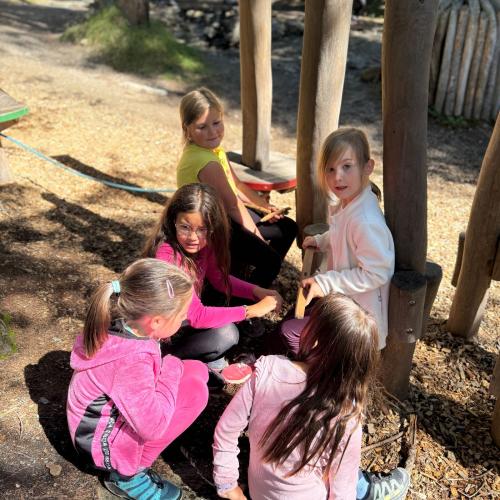 Volksschulkinder beim Wandern