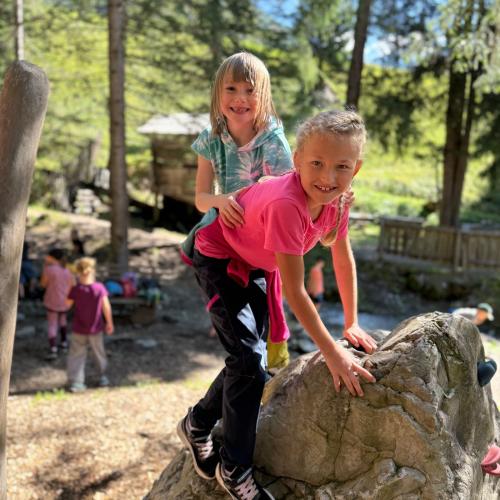 Volksschulkinder beim Wandern