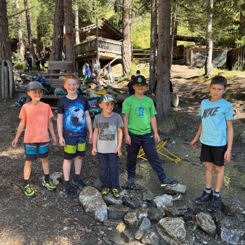 Volksschulkinder beim Wandern