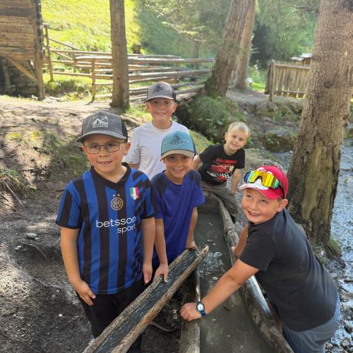 Volksschulkinder beim Wandern