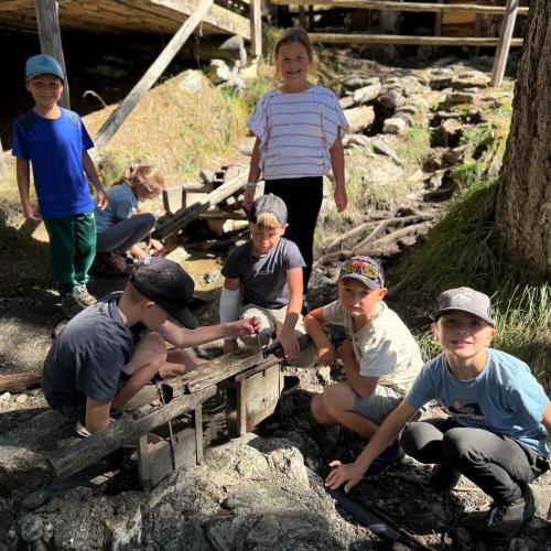 Volksschulkinder beim Wandern