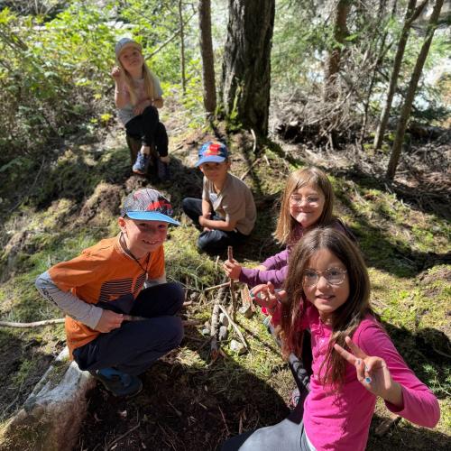 Volksschulkinder beim Wandern