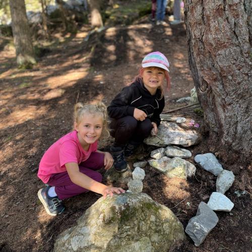 Volksschulkinder beim Wandern