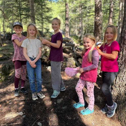 Volksschulkinder beim Wandern