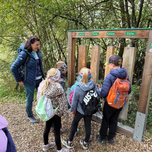 Kinder am Spielplatz