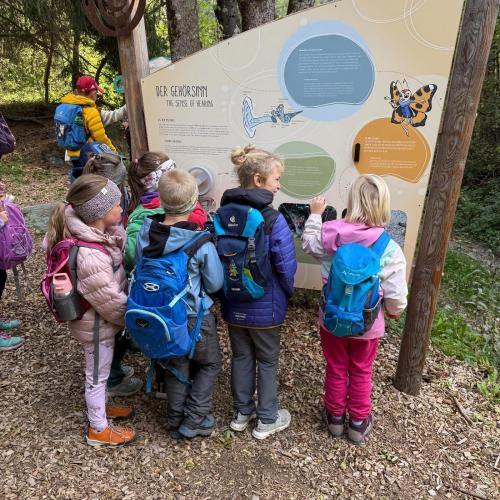 Kinder am Spielplatz