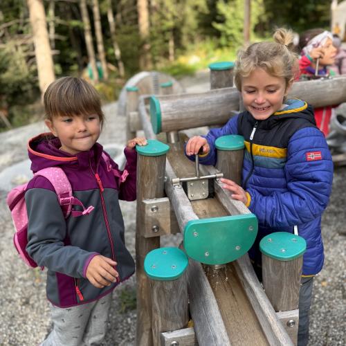 Kinder am Spielplatz