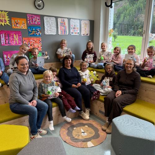 Erika Rogl mit den Kindern der 1. VS