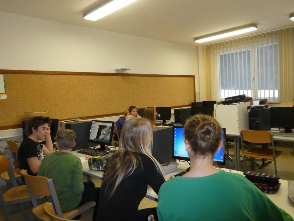 Schüler arbeiten mit PC