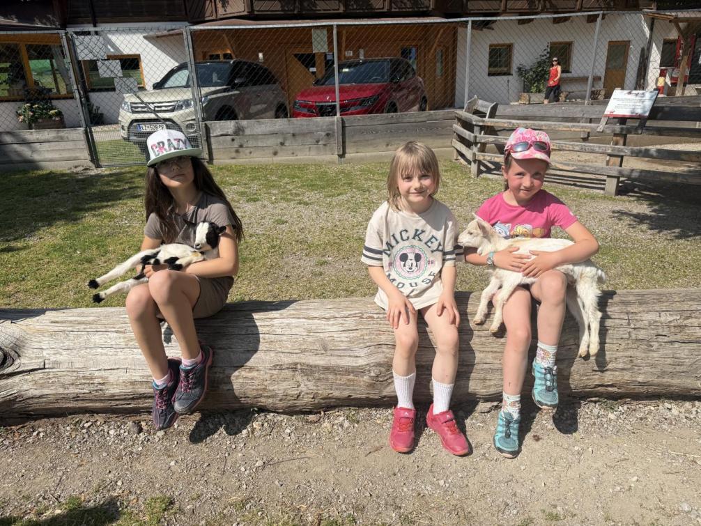 Kinder mit Ziegen