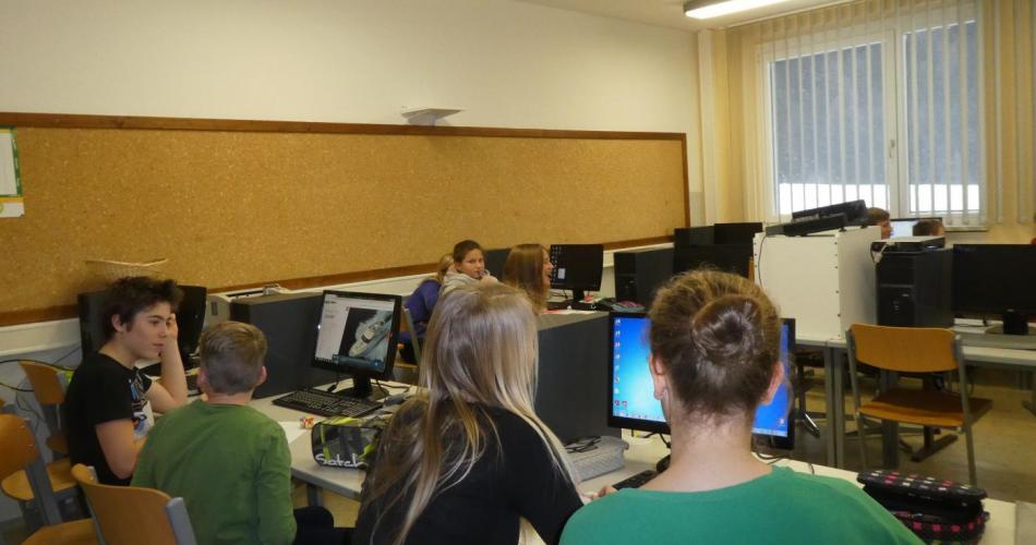 Schüler arbeiten mit PC