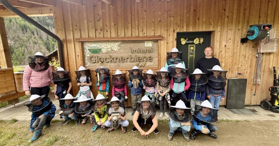 Kinder in Imker-Kleidung