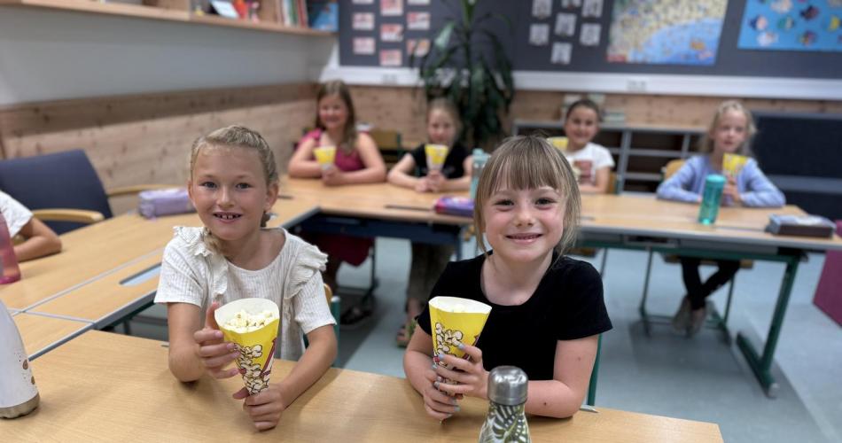 Kinder mit Popkorn