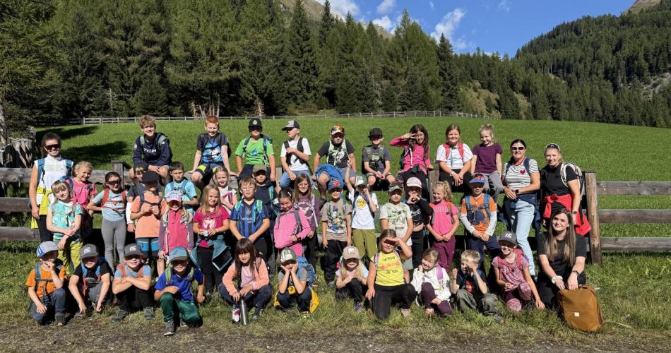 Volksschulkinder beim Wandern